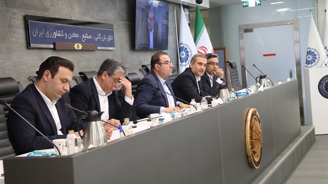 در نشست تخصصی بهینه‌سازی مصارف ارزی در اتاق بازرگانی ایران، وزارت صنعت، معدن و تجارت از تعیین سقف ۳۳ درصدی برای استفاده هر بازرگان از منابع ارزی به‌منظور جلوگیری از انحصار خبر داد. بر اساس دستورالعمل جدید، تخصیص ارز بر پایه کدکالا و میانگین واردات سه سال گذشته با ۲۰ درصد مازاد انجام می‌شود.