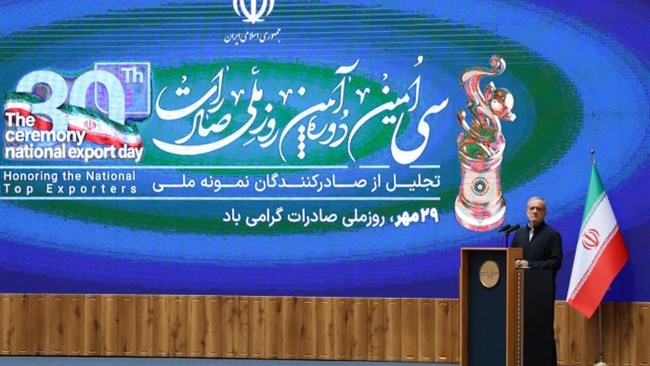 صمد حسن‌زاده، رییس اتاق ایران، امروز در سی‌امین آیین روز ملی صادرات و در حضور رییس‌جمهور از دولت خواست با مشارکت بخش خصوصی «برنامه‌ای عملیاتی برای استمرار تجارت خارجی» بنویسد. این درخواست در شرایطی مطرح شد که سازمان تجارت جهانی پیش‌بینی می‌کند صادرات کالای خاورمیانه امسال ۱۷.۲ درصد کم شود.