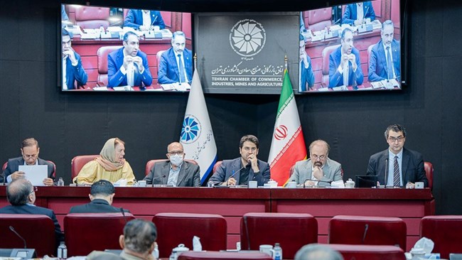محمود نجفی عرب، رییس اتاق تهران، در نشست هیات نمایندگان این اتاق که روز سه شنبه برگزار شد، هشت بحران اصلی اقتصاد را برشمرد و تورم را نخستین آن‌ها دانست. به گفته او، تورم «هم‌زمان مصرف‌کننده و تولیدکننده» را زیر فشار گذاشته و تجربه کشورهایی مانند پرو نشان می‌دهد این وضعیت «بن‌بست نیست».