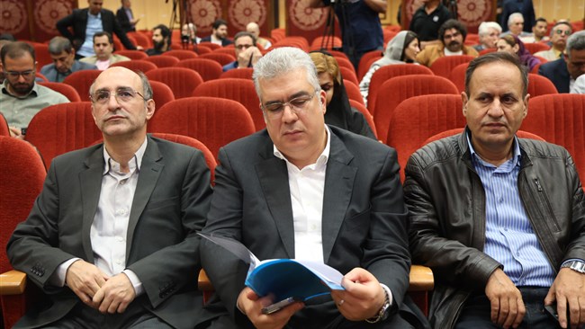 ارزش صادرات غیرنفتی ایران در نیمه نخست ۱۴۰۵، به گفته محمدعلی دهقان دهنوی، رییس سازمان توسعه تجارت، حدود ۲۰ درصد کاهش یافته است. او و صمد حسن‌زاده، رییس اتاق ایران، در آستانه روز ملی صادرات گفتند گرانی حمل، کالاهای کم‌ارزش را از صرفه انداخته و راه نجات، افزودن ارزش پیش از صادرات است.