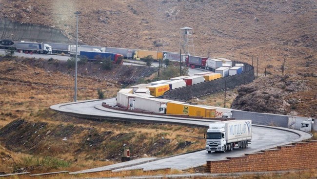 گمرک ایران، به گفته فرود عسگری، رییس کل آن، دستورالعمل اجرایی تازه‌ای می‌نویسد تا کالای صادراتی در گمرک داخلی ارزیابی شود و در مرز دوباره متوقف نشود؛ گام تازه‌ای برای کم کردن زمان ترخیص کالا که به اعلام گمرک در مهر به میانگین ۷۳ ساعت رسیده بود. برای صادرکنندگان و شرکت‌های حمل یعنی بار پلمب‌شده از «مسیر سبز» بگذرد و برای واردکنندگان یعنی دستگاه‌های صادرکننده مجوز مهلت مشخص پاسخ بگیرند.