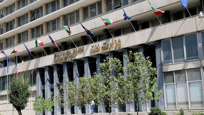 استعفای وزیر نفت در بدترین زمان ممکن برای صنعت نفت ایران رخ داد: ارزش افزوده گروه نفت و گاز به گزارش مرکز آمار در بهار ۱۴۰۵ حدود ۲۶.۴ درصد کوچک شد، تولید نفت خام به برآورد آژانس بین‌المللی انرژی در اوت ۲۰.۶ درصد نسبت به ژوییه افت کرد و شرکت ملی گاز از کاهش ۱۴ درصدی گاز تحویلی به شبکه در نیمه نخست سال خبر داده است. حمید بورد، سرپرست تازه، حداکثر سه ماه فرصت دارد تا پیش از معرفی وزیر قطعی، زمستان را مدیریت کند.